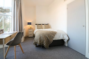 3 bed flat, Cheltenham Place, Mutley, Plymouth, PL47DZ - Image 2